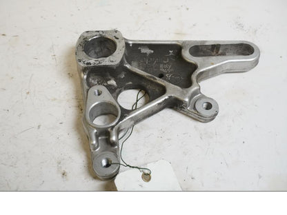 Framsidan på Bromsoksfäste från en Aprilia RSV 1000 -2010 motorcykel.