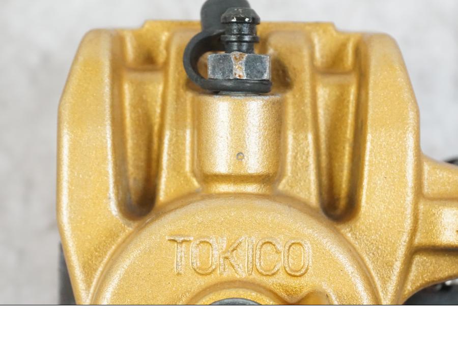 Snett uppifrån på Bromsok från en Kawasaki ZX-6R -2006 motorcykel.