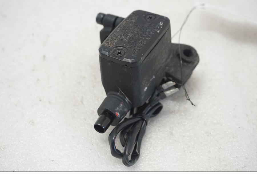 Vänster sida på Kopplingshuvudcylinder från en Ducati Monster 796 -2013 motorcykel.