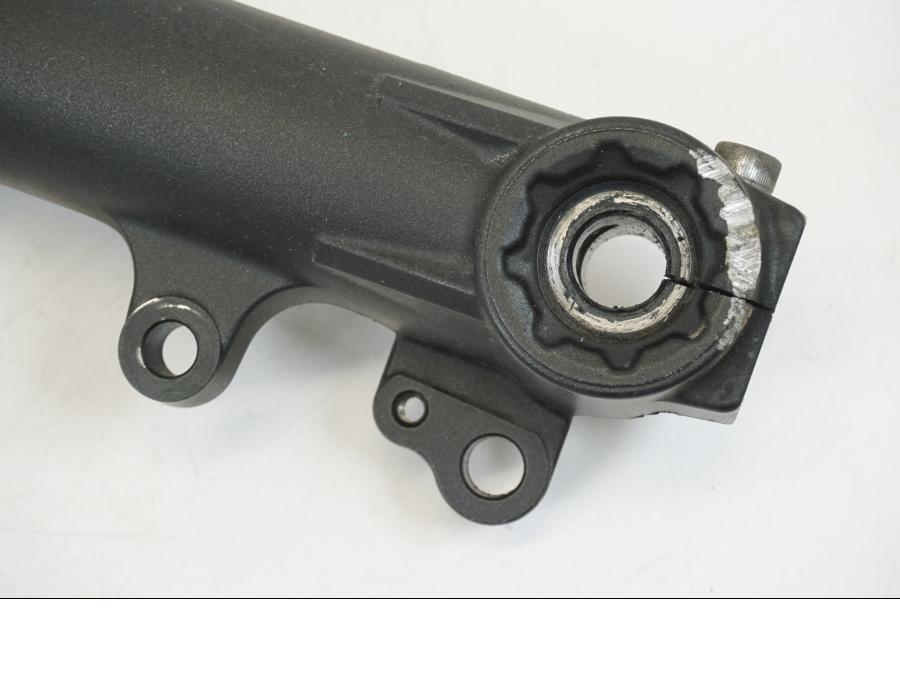 Baksidan på Gaffelben från en Yamaha XSR 700 -2016 motorcykel.