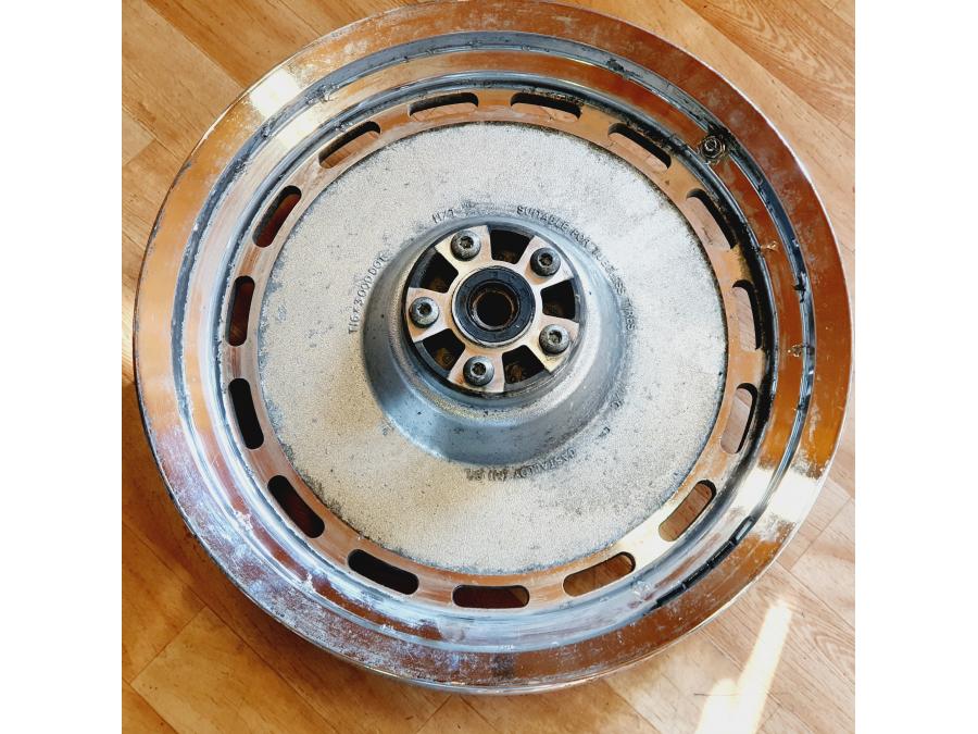 Baksidan på Fälg från en H-D Sportster 1200 XL1200C -1998 motorcykel.