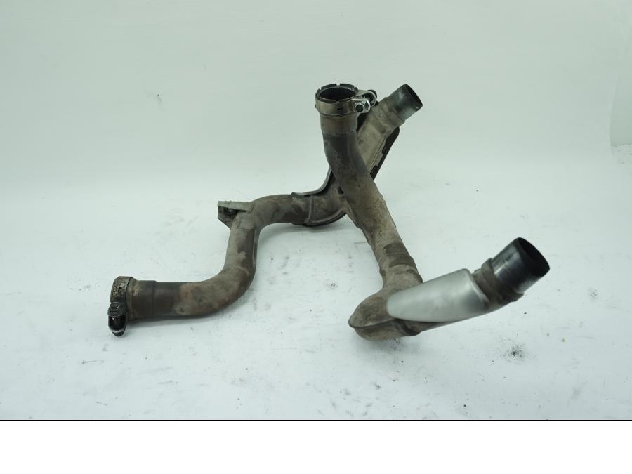 Baksidan på Mellanrör från en Suzuki DL 1000 -2005 motorcykel.