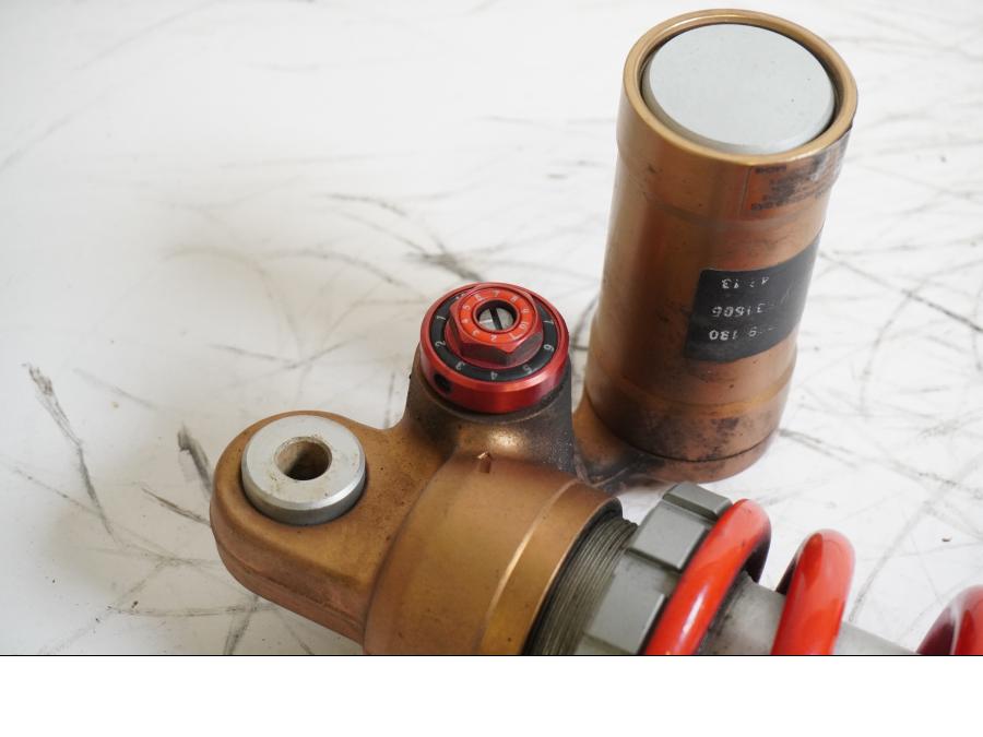 Baksidan på Stötdämpare från en BMW S 1000 RR -2014 motorcykel.