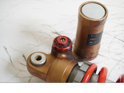 Baksidan på Stötdämpare från en BMW S 1000 RR -2014 motorcykel.