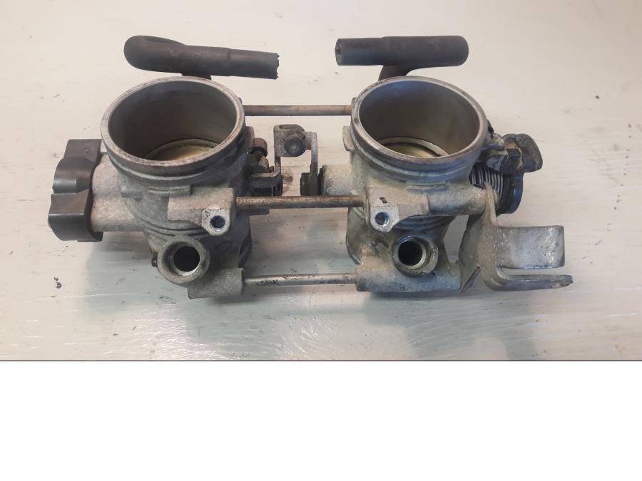 Framsidan på Spjällhus från en BMW F 800 GS -2009 motorcykel.