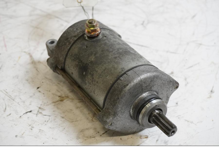 Framsidan på Startmotor från en Honda CBR 900 RR -2000 motorcykel.