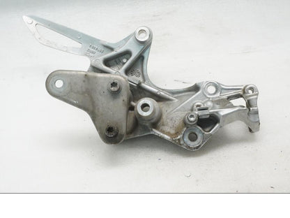 Baksidan på Fotpinnefäste från en BMW F 800 R -2011 motorcykel.