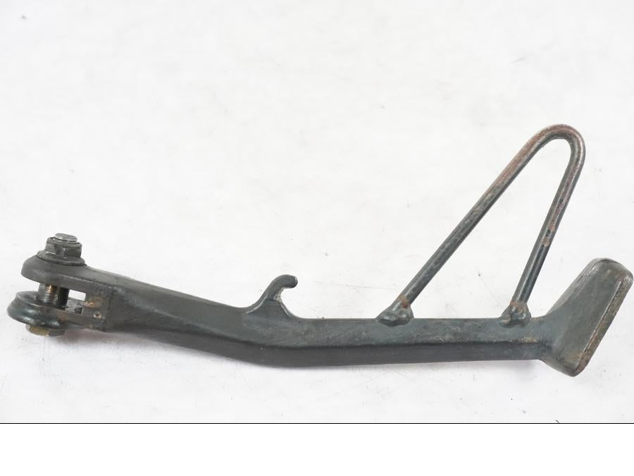 Snett uppifrån på Sidostöd från en Honda NT 650 V -2002 motorcykel.