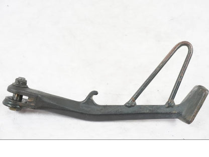 Snett uppifrån på Sidostöd från en Honda NT 650 V -2002 motorcykel.