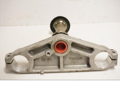 Baksidan på Gaffelkrona från en Triumph Sprint ST -2005 motorcykel.