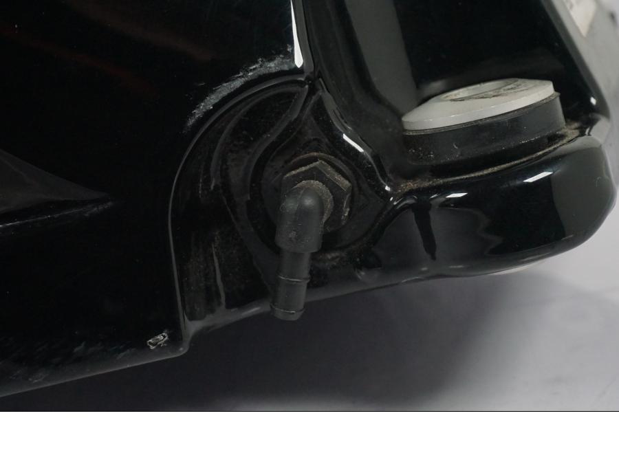 Snett uppifrån på Bensintank från en KTM 1290 Super Duke R -2015 motorcykel.