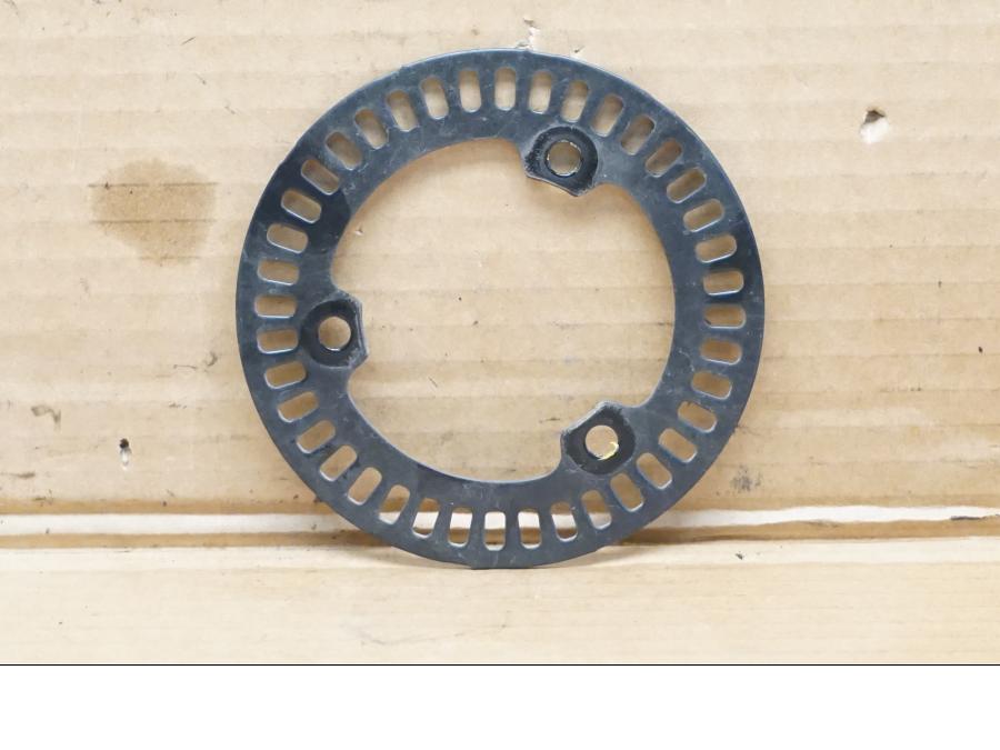 Framsidan på ABS krans från en Yamaha MT-09 Tracer -2019 motorcykel.