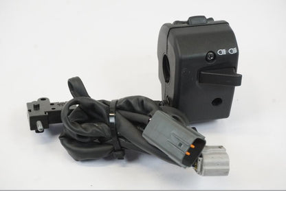 Vänster sida på Styrelreglage från en Triumph Trident -2021 motorcykel.