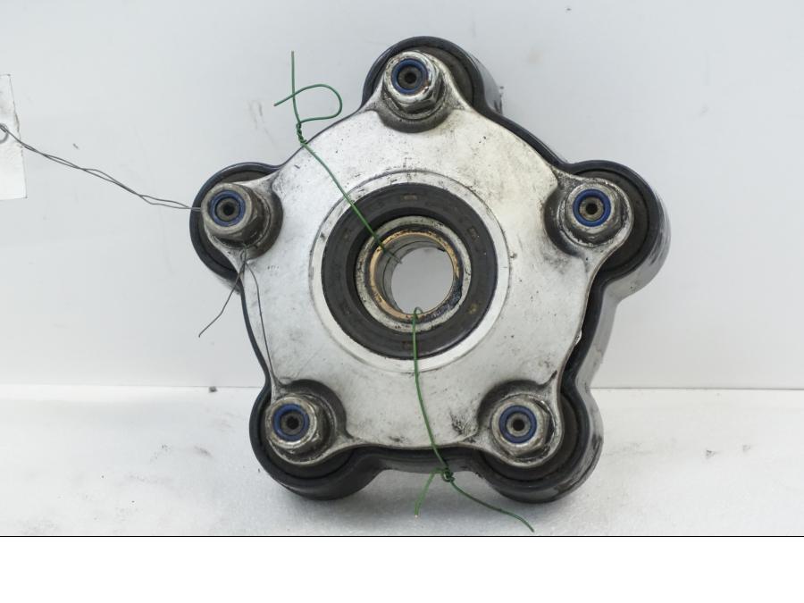 Framsidan på Drevfäste från en Aprilia RSV 1000 -2010 motorcykel.