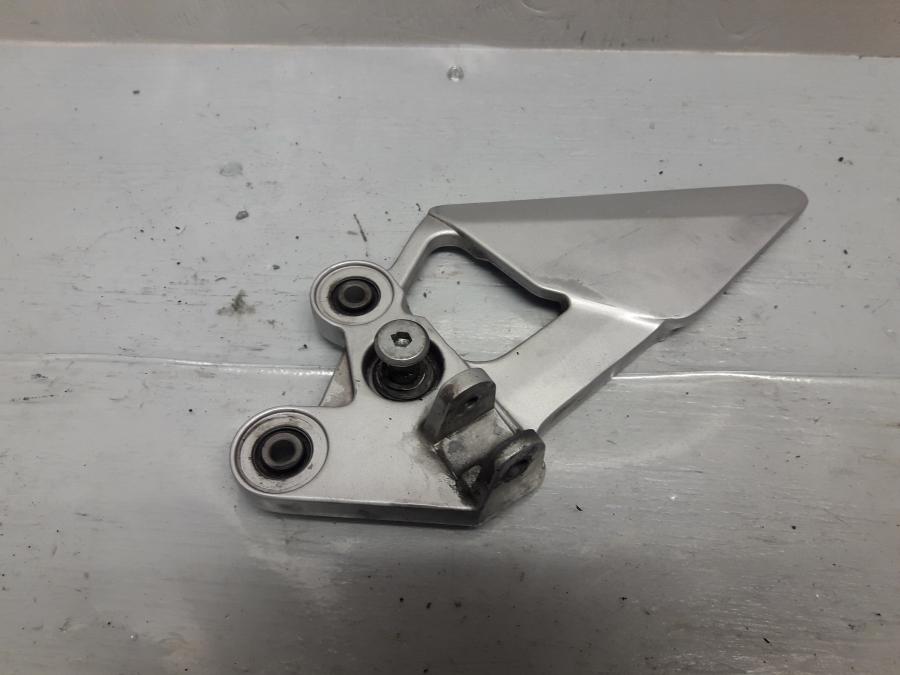 Framsidan på Fotpinnefäste från en Yamaha FZ-6 -2004 motorcykel.