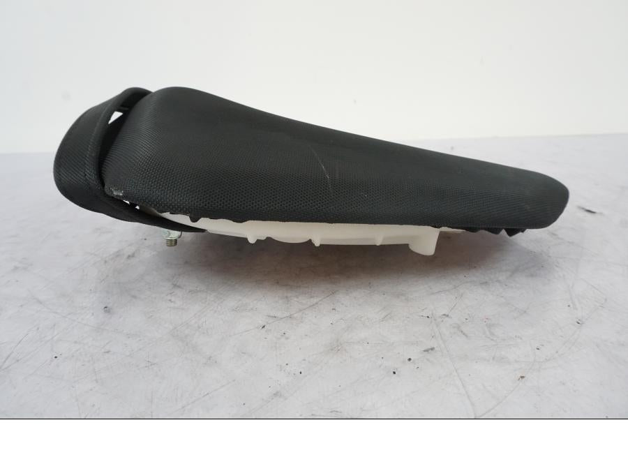 Vänster sida på Sadel från en Kawasaki Z 800 -2014 motorcykel.