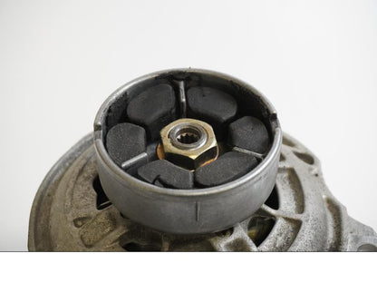 Baksidan på Generator från en BMW K 1200 RS -2003 motorcykel.