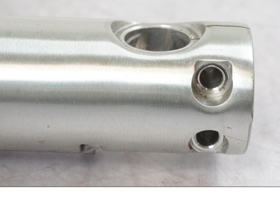 Höger sida på Gaffelben från en Honda VT 750 -1998 motorcykel.