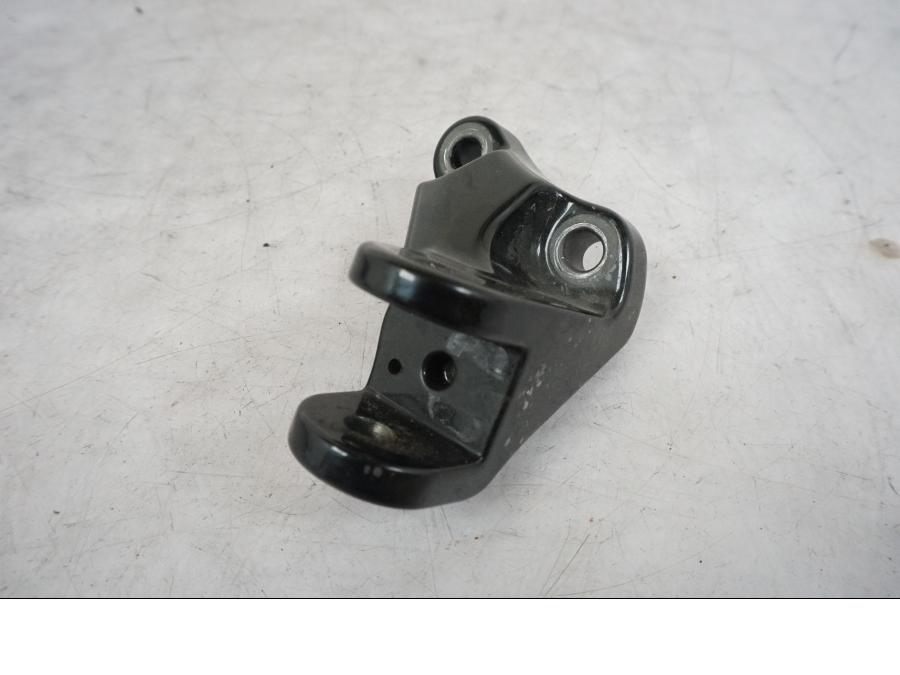 Framsidan på Fotpinnefäste från en Triumph Bonneville T120 -2021 motorcykel.