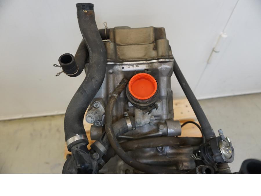 Snett nerifrån på Motor från en Honda XL 1000 V -1999 motorcykel.