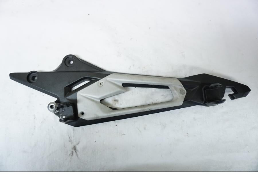 Framsidan på Fotpinnefäste från en Kawasaki Z 800 -2013 motorcykel.