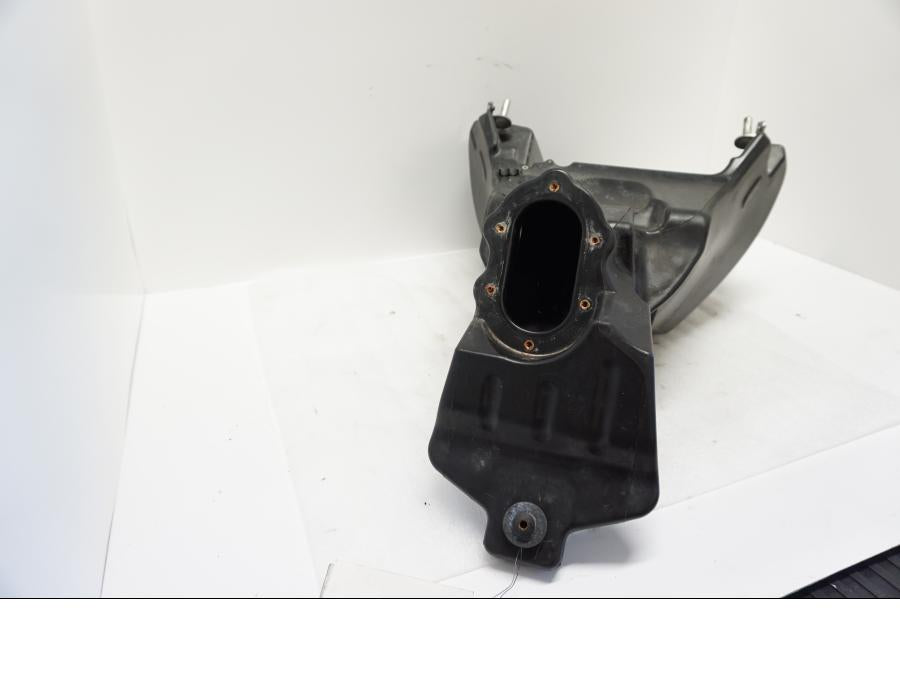 Vänster sida på Bensintank från en Ducati Monster 696 -2010 motorcykel.