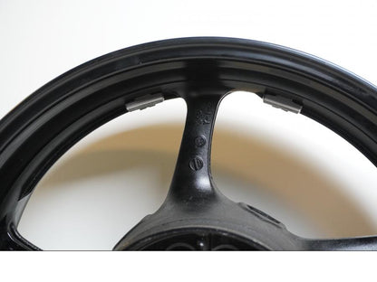 Snett uppifrån på Fälg från en Yamaha FZ-8 -2011 motorcykel.