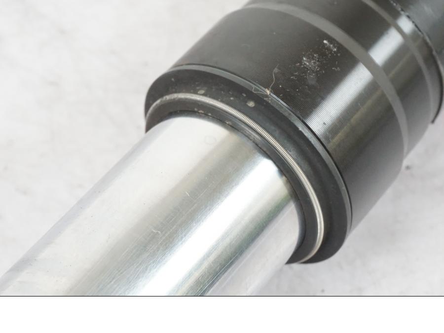 Vänster sida på Gaffelben från en KTM 690 Duke -2015 motorcykel.