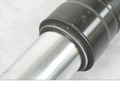 Vänster sida på Gaffelben från en KTM 690 Duke -2015 motorcykel.