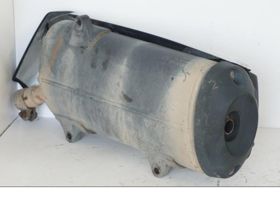 Vänster sida på Ljuddämpare från en Honda SH 300 A -2011 scooter.