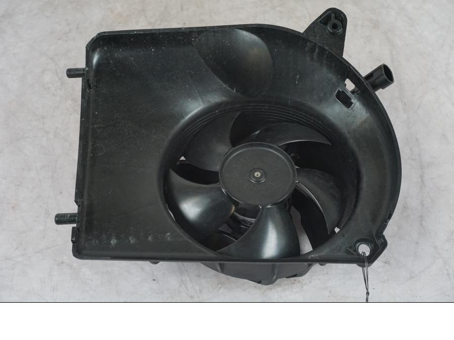 Framsidan på Vattenkylfläkt från en KTM 1290 Super Duke R -2022 motorcykel.