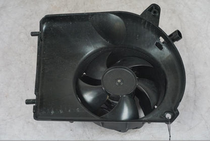 Framsidan på Vattenkylfläkt från en KTM 1290 Super Duke R -2022 motorcykel.