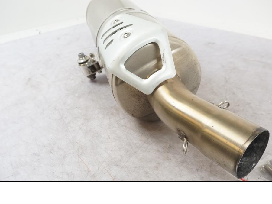 Höger sida på Ljuddämpare från en BMW F 800 R -2011 motorcykel.