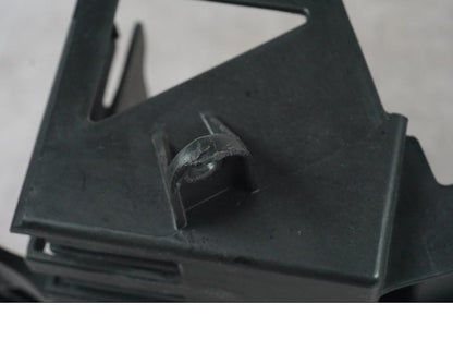 Snett uppifrån på Batterihållare från en KTM 1290 Super Duke R -2022 motorcykel.