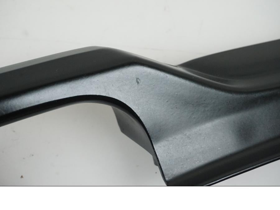 Snett nerifrån på Passagerarhandtag från en Suzuki GSX 1100 F -1993 motorcykel.