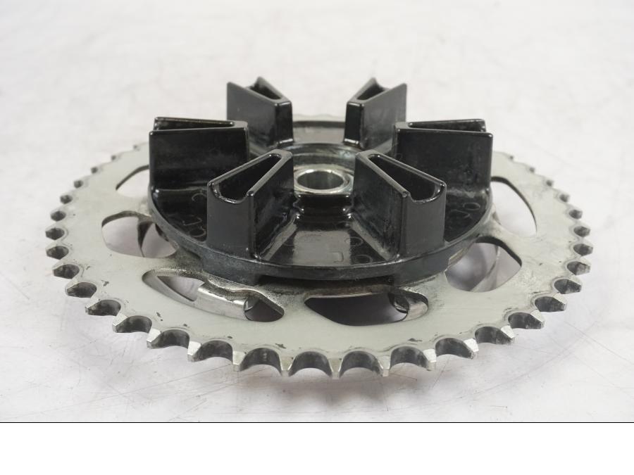 Snett nerifrån på Drevfäste från en Yamaha MT-09 -2020 motorcykel.