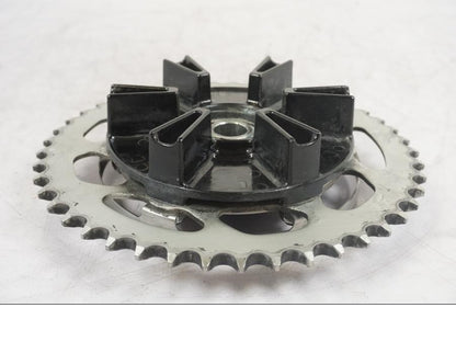 Snett nerifrån på Drevfäste från en Yamaha MT-09 -2020 motorcykel.