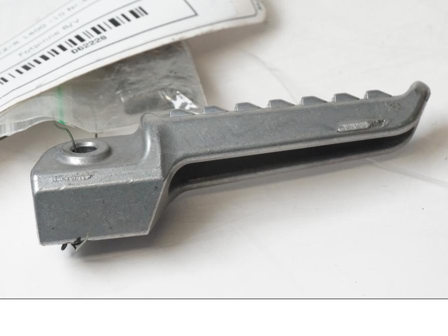 Snett nerifrån på <p>Fotpinne vänster bak från Kawasaki ZZ-R 1400 2010.</p>

<p>Lätt skrap se bild.</p> motorcykel.