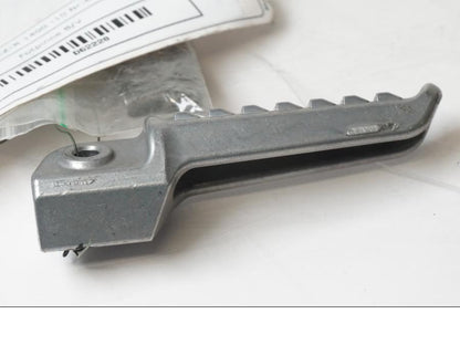 Snett nerifrån på <p>Fotpinne vänster bak från Kawasaki ZZ-R 1400 2010.</p>

<p>Lätt skrap se bild.</p> motorcykel.