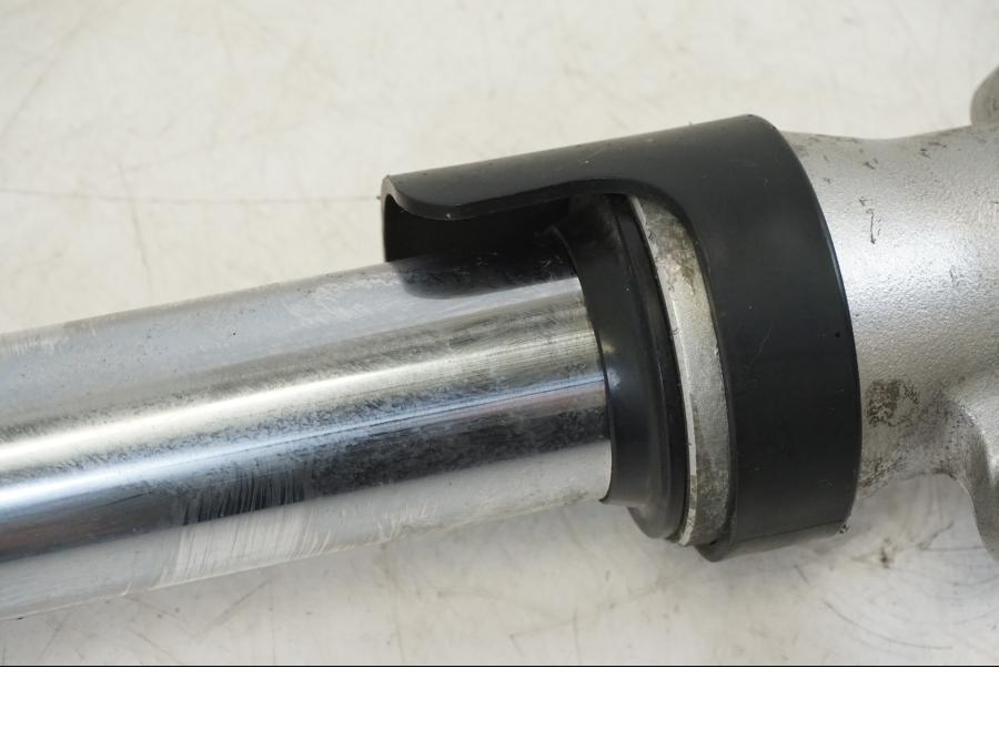 Snett uppifrån på Gaffelben från en Honda VFR 800 -2003 motorcykel.