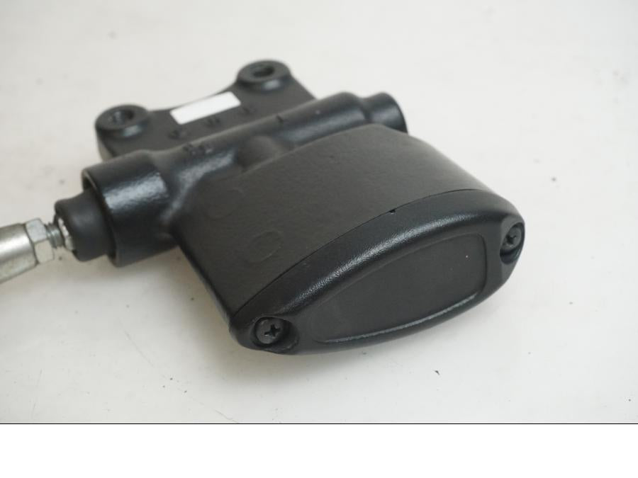 Baksidan på Bromshuvudcylinder från en Indian Chieftain Dark Horse -2019 motorcykel.