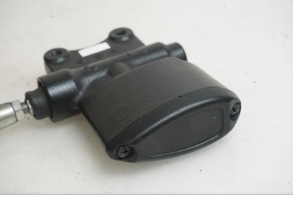 Baksidan på Bromshuvudcylinder från en Indian Chieftain Dark Horse -2019 motorcykel.