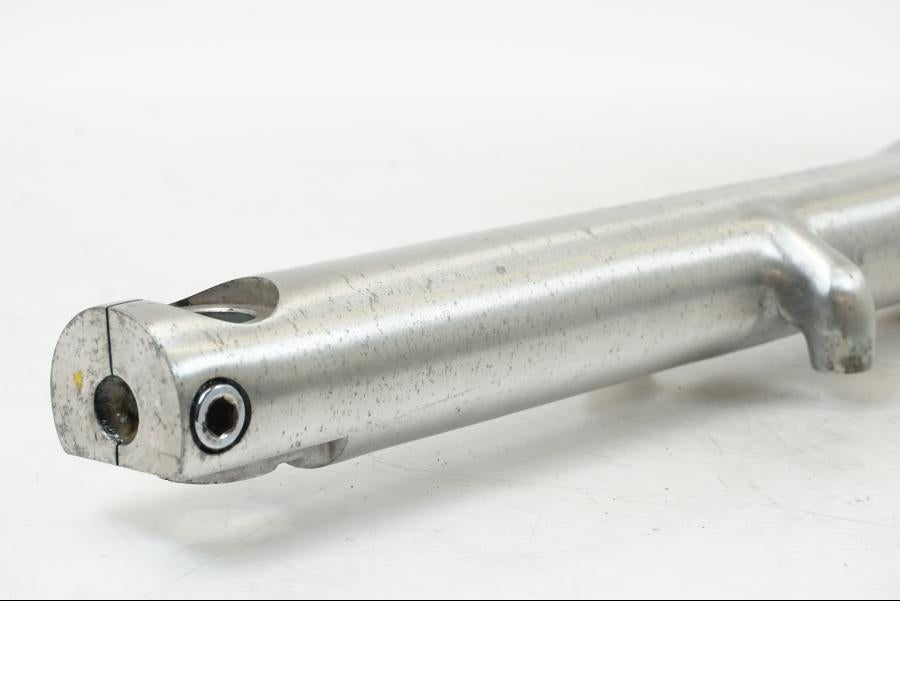 Höger sida på Gaffelben från en Kawasaki VN 800 -2000 motorcykel.