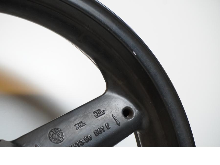 Höger sida på Fälg från en Triumph Daytona 650 -2005 motorcykel.