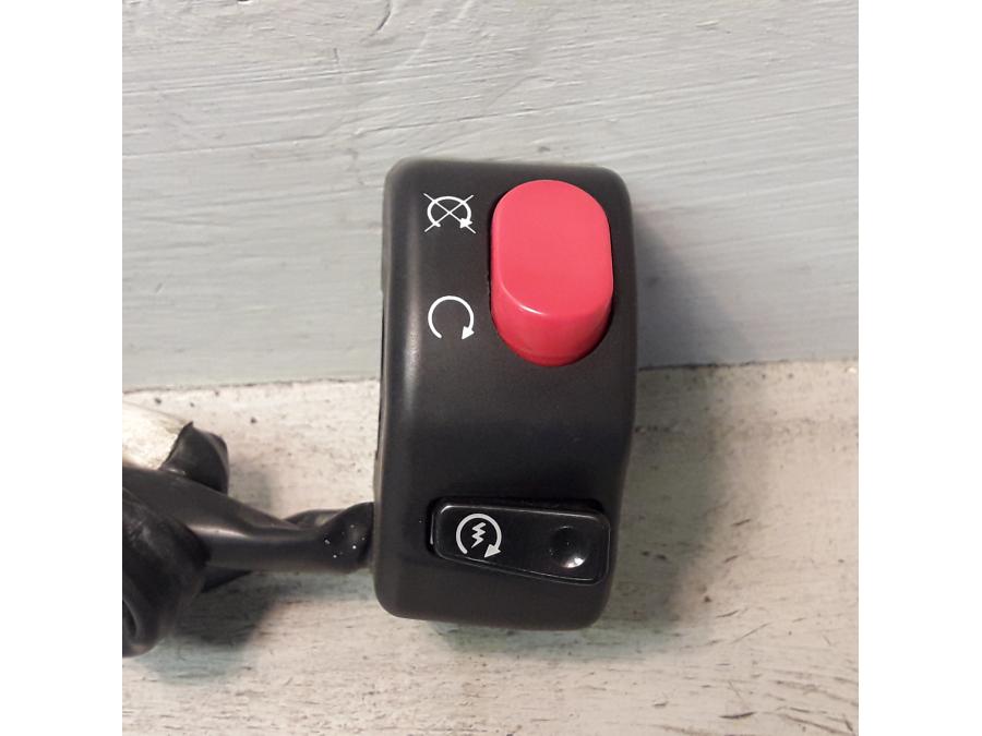 Framsidan på Styrelreglage från en Triumph Daytona 675 -2009 motorcykel.