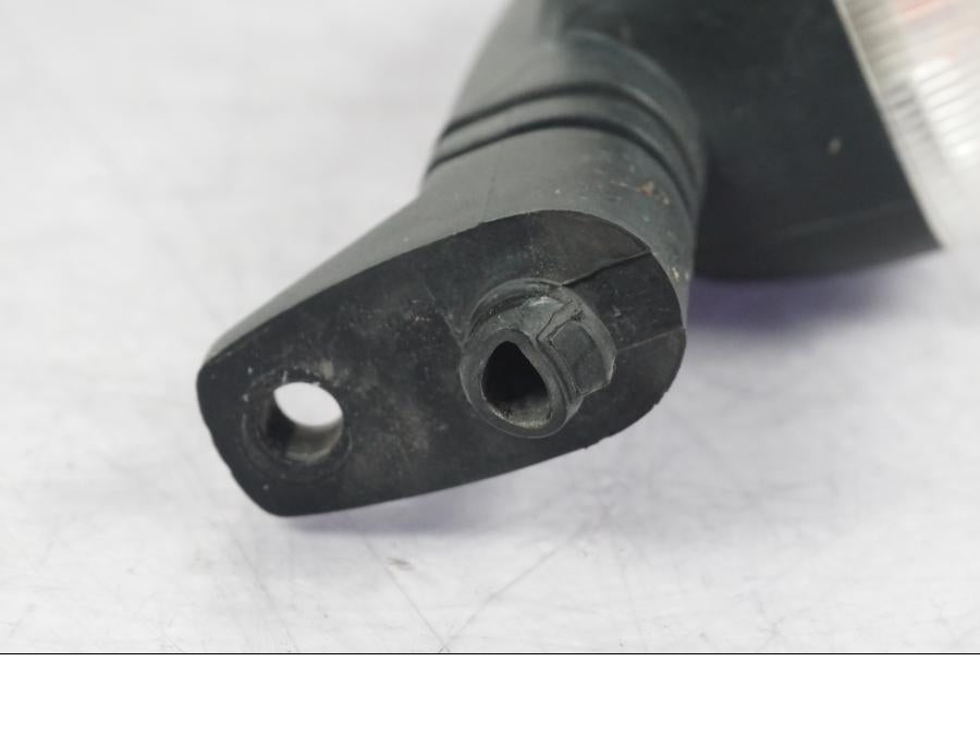 Snett nerifrån på Blinkers från en BMW R 1200 GS -2005 motorcykel.