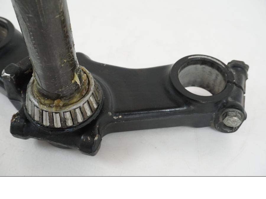 Snett nerifrån på Gaffelkrona från en Suzuki GS 1000 -1978 motorcykel.
