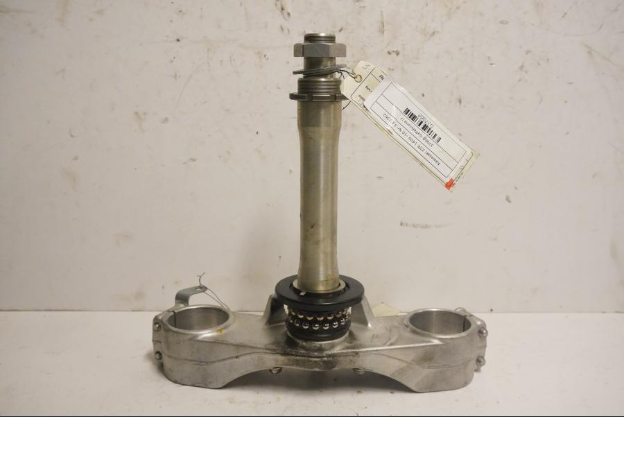 Framsidan på Gaffelkrona från en Kawasaki ZZ-R 1400 -2010 motorcykel.