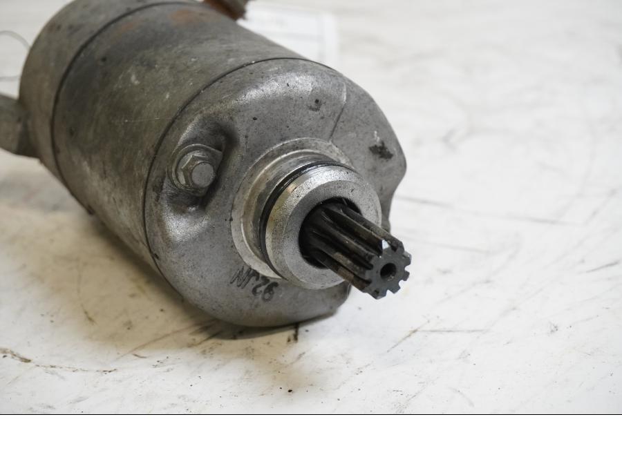 Baksidan på Startmotor från en Yamaha XV 535 -1999 motorcykel.