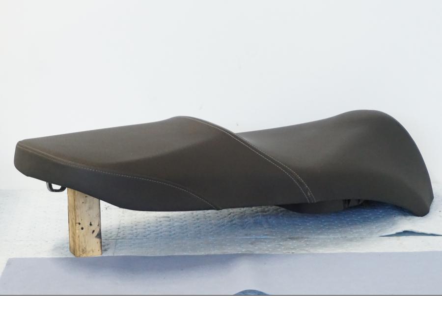 Vänster sida på Sadel från en Honda SH 300 A -2011 scooter.